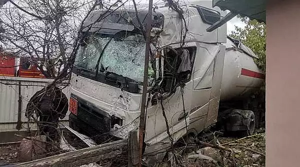 O cisterna din Ucraina a lovit doua masini, a rupt doi stalpi de electricitate si o conducta de gaz, apoi s-a oprit in curtea unei case, la Iasi