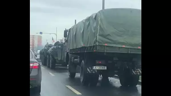 O coloana de blindate militare a fost surprinsa pe un drum din Tulcea - Echipametele SUA au plecat spre Ucraina