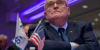 O companie producatoare de masini de vot l-a dat in judecata pe Rudy Giuliani: Solicita despagubiri de 1,3 miliarde de dolari