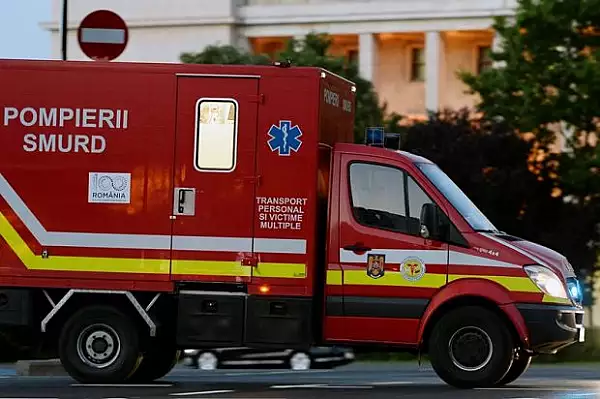 O femeie a cazut de la etajul 10 al unui bloc din Timisoara. Victima, transportata la spital