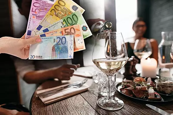 O femeie a platit in plus pentru deschiderea sticlei de vin la un restaurant. Ce a aparut pe nota