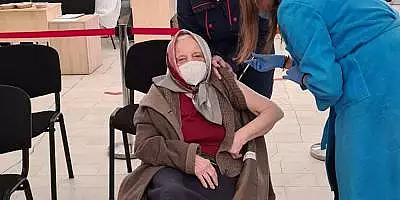 O femeie de 105 ani din Bucuresti a primit a treia doza de vaccin. ,,M-a convins nepoata mea, care e medic, ca singura solutie este vaccinul"