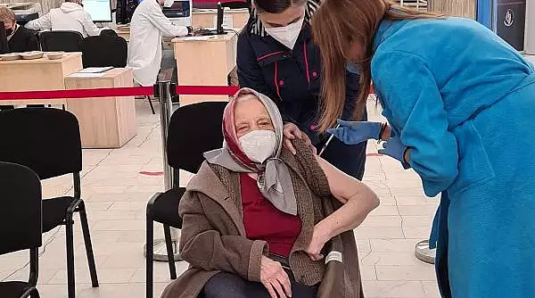 O femeie de 105 ani, din Bucuresti, s-a vaccinat cu a treia doza de vaccin: "E singura solutie sa scapam"