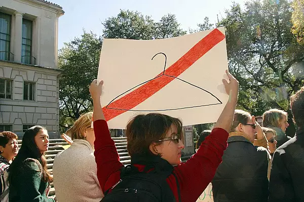 O femeie din Texas intenteaza un proces prin care cere instantei sa permita avortul de urgenta