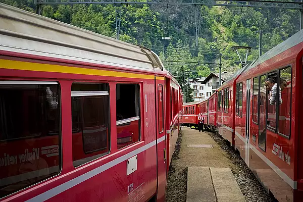 O femeie ranita in atacul comis in trenul din Elvetia a murit. Autorul atacului a decedat