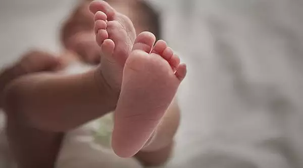 O fetita de doar doua luni a ajuns de urgenta la spital plina de rani | Mama, cadru militar, nu recunoaste ce i-a facut bebelusului