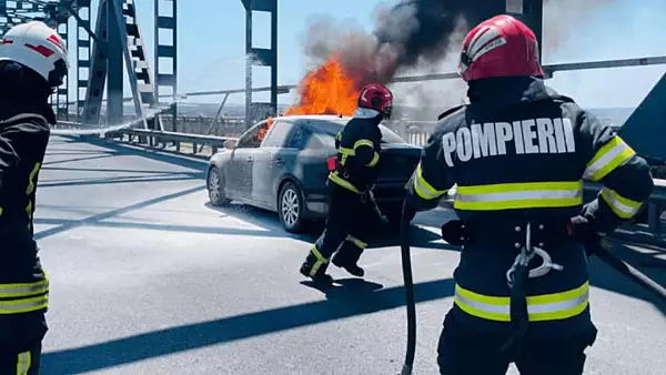 O masina a luat foc pe ,,Podul Prieteniei" dintre Romania si Bulgaria. Interventie de ultim moment a autoritatilor