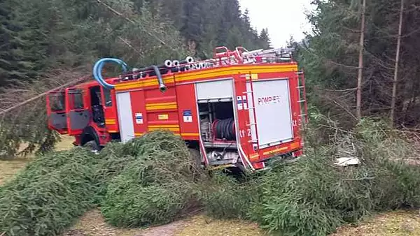O masina a pompierilor, implicata intr-un accident - Doua persoane au fost ranite