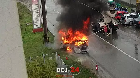 O masina parcata in Dej a luat foc 