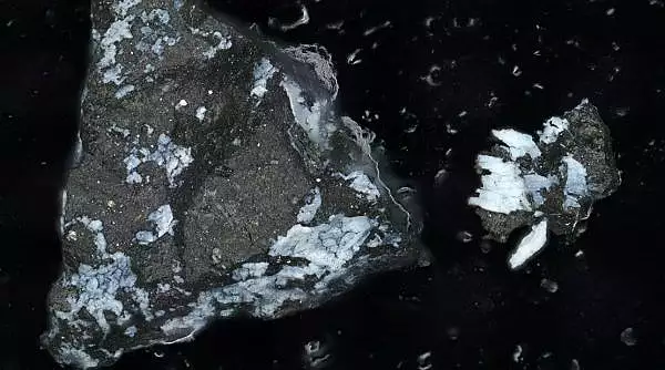 O mostra surprinzatoare arata ca asteroidul Bennu ar proveni dintr-o lume oceanica: ,,Sugereaza un trecut apos"
