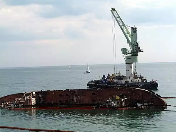 O nava a naufragiat in Marea Neagra. Cel putin doua persoane au murit