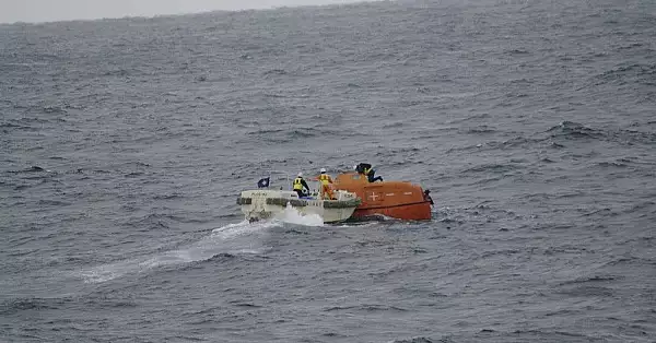 O nava s-a rasturnat in apropiere de Japonia. Noua membri ai echipajului sunt disparuti