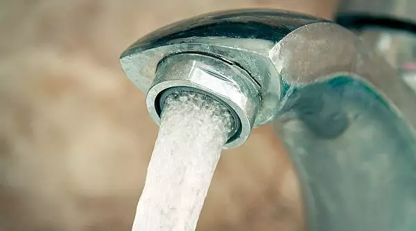 O noua categorie de romani care va plati o taxa la serviciile publice de apa potabila si gunoi cu 50% mai mica