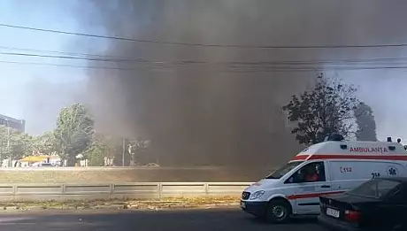 O parte din orasul Iasi, sufocat de FUM! Incendiu urias in autobaza RATP. IMAGINI de la fata locului