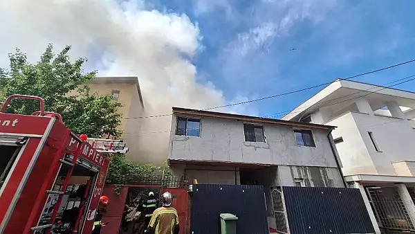O persoana si-a pierdut viata intr-un incendiu produs la doua case din Sectorul 2 al Capitalei. Intervin pompierii