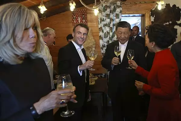 O prajitura numita ,,le russe" a fost inlocuita din motive diplomatice din meniul mesei oferite de Macron lui Xi Jinping intr-un restaurant din Pirinei