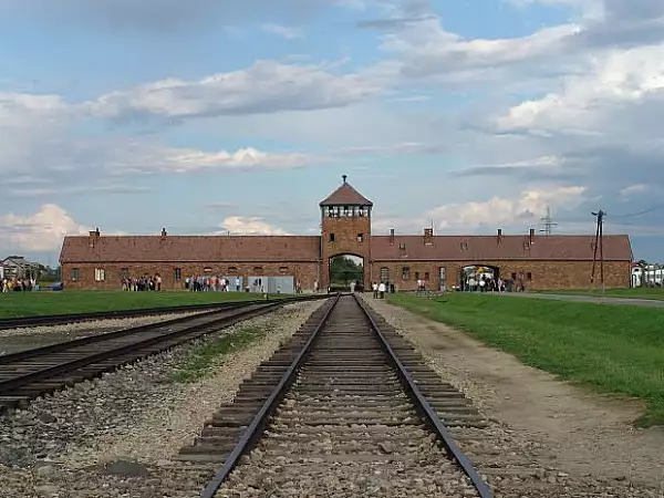 O recenzie jignitoare la adresa muzeului Auschwitz a fost postata pe TripAdvisor. Reactia platformei de calatorii