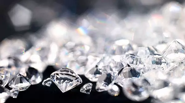 O romanca, prinsa dupa ce a furat diamante pe care le-a inlocuit cu pietre din gradina. Valoarea jafului: 4,2 milioane de lire