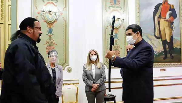 O sabie de samurai, cadoul INEDIT oferit de actorul american Steven Seagal presedintelui venezuelean Nicolas Maduro