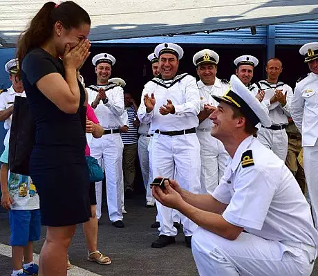 O tanara a fost ceruta in casatorie in timpul festivitatilor de Ziua Marinei