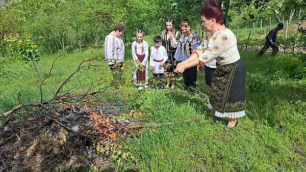 Obiceiul practicat inainte de a canta cocosii a treia oara, in Saptamana Mare. Se spune ca atunci se deschid cerurile VIDEO