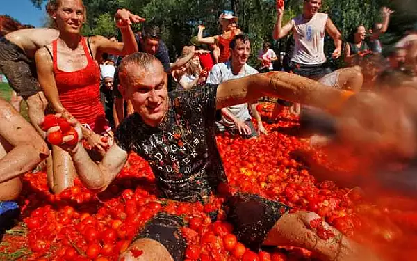 Obiceiuri importate, batalia de strada cu tomate: festivalul spaniol ,,Tomatina", adoptat de ucraineni VIDEO