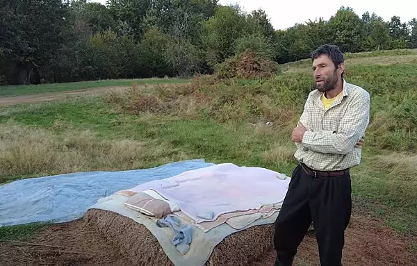 Omul care doarme de 11 ani sub cerul liber va primi o rulota si un panou solar VIDEO