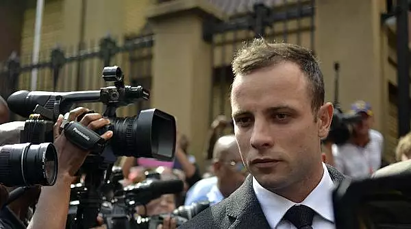 Oscar Pistorius, fostul atlet paralimpic care si-a impuscat mortal iubita prin usa de la baie, va fi pus in libertate