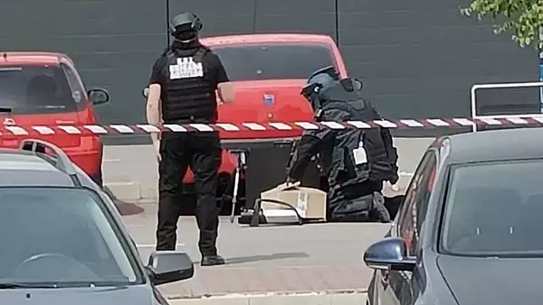 Pachet suspect sub o masina din Sibiu. Ce au descoperit cei de la Brigada Antitero(video)