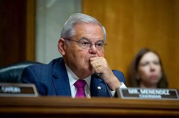 Pachete cu 500.000 de dolari si lingouri de aur. Bob Menendez, unul dintre cei mai influenti senatori americani, acuzat de coruptie