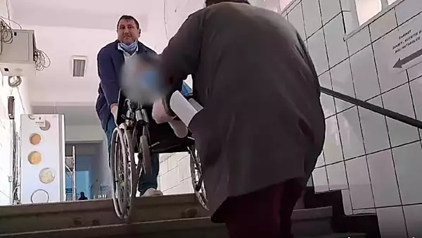 Pacienti imobilizati, carati pe scarile spitalului din Resita cu targa sau in carucioare! Scene REVOLTATOARE - VIDEO
