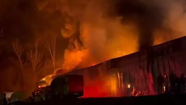 Panica in Cluj-Napoca: Incendiu violent, marti seara, in halele din Tetarom - Mobilizare masiva din Alba si Salaj - VIDEO