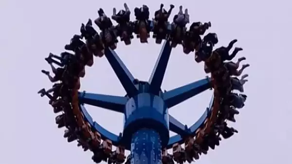 Panica la peste 30 de metri inaltime. 28 de persoane au ramas blocate cu capul in jos intr-un parc de distractii - VIDEO