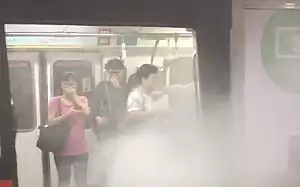 Panica la Singapore! Nori de fum se ridica deasupra unei statii de metrou