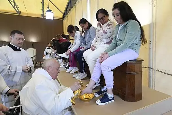 Papa Francisc a spalat picioarele a 12 femei, intr-o inchisoare din Roma. ,,Fiecare are povestea lui, dar Domnul ne asteapta mereu cu bratele deschise"