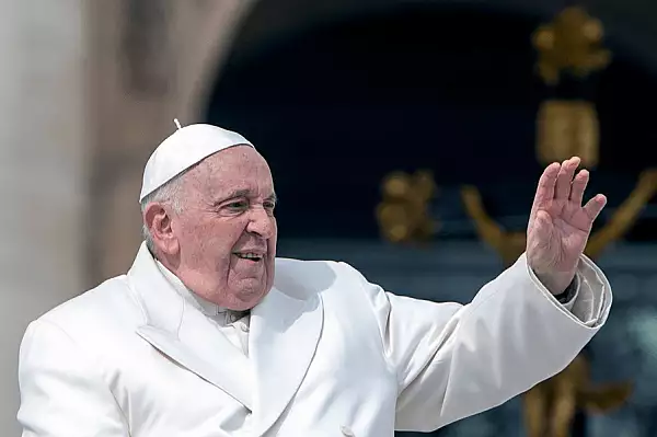 Papa Francisc a spalat picioarele a 12 tineri detinuti, intre care un roman