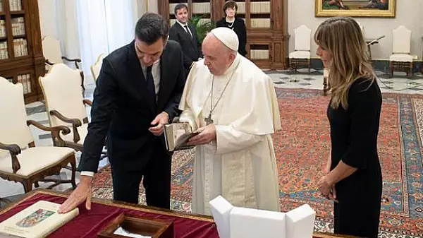 Papa Francisc, din nou fara masca in cadrul unei intalniri cu premierul spaniol. Nici Pedro Sanchez nu a purtat-o
