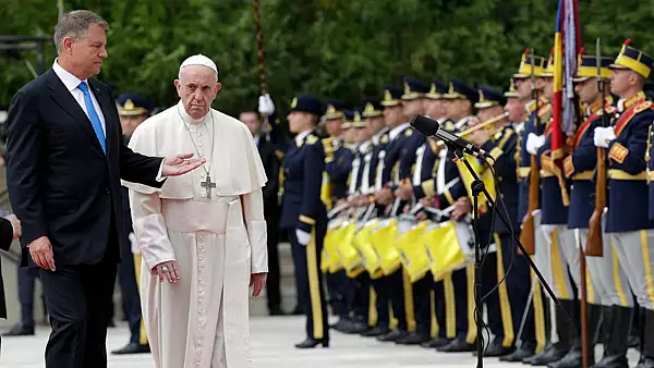 Papa Francisc nu se mai duce la reuniunea din Dubai, la care participa si Klaus Iohannis