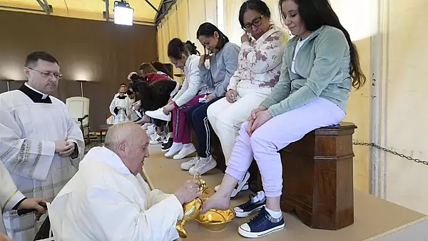 Papa Francisc uimeste printr-un gest, pentru prima data in istorie: A spalat picioarele a 12 femei dintr-o inchisoare din Roma