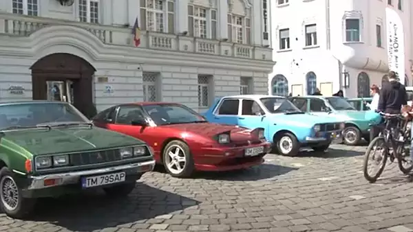 Parada cu masini de epoca, la Timisoara. Peste 100 de ,,batrane" au fost scoase la plimbare (VIDEO)