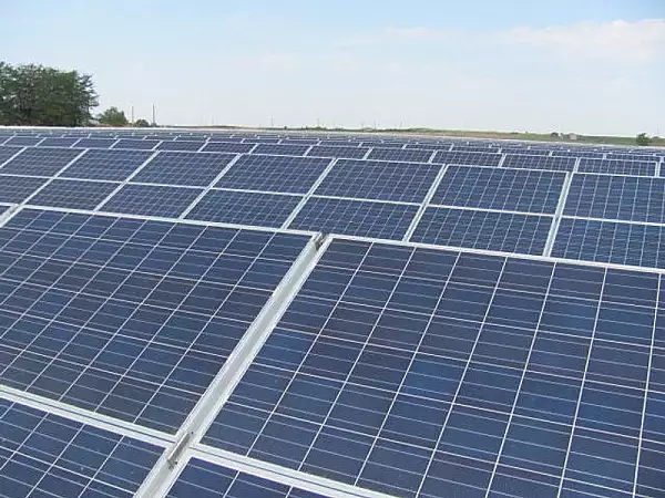 Parc fotovoltaic construit de o primarie pentru a-si reduce facturile la energie pentru cladiri si la sistemul de semaforizare