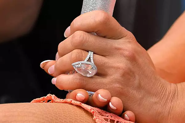 Paris Hilton dezvaluie inspiratia din spatele inelului sau de logodna masiv gravat cu un ,,P"
