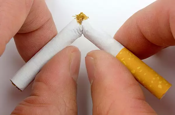 Parlamentul britanic dezbate un proiect anti-fumat: Cei nascuti dupa 2009 nu vor mai putea cumpara tigari niciodata