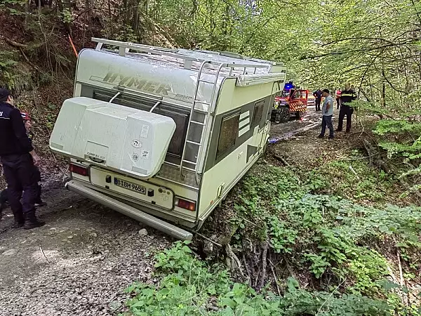 Patania de groaza a unor nemti. Au ramas suspendati cu autorulota deasupra unei prapastii. ,,Daca faceau asta romanii in Germania..."