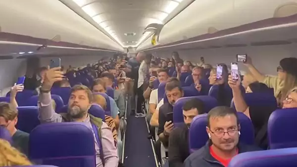 Patriotism la inaltime. Toti pasagerii unui avion au cantat: "Noi suntem romani!", acompaniati de viori, trompete si acordeon - VIDEO