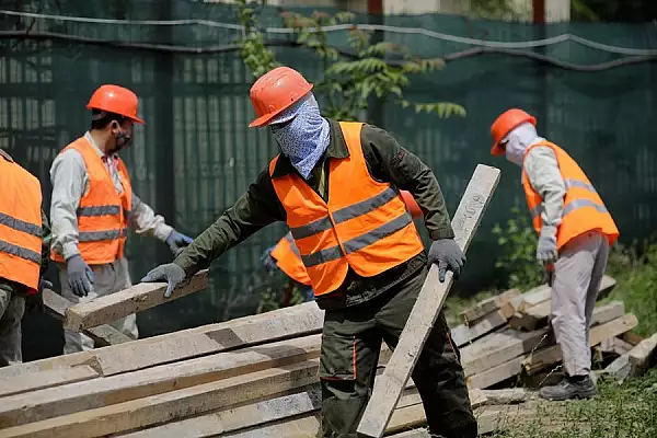 Patronat: Muncitorii straini sunt esentiali pentru sustinerea fondului de pensii. Ce taxe platesc 