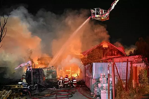 Patronii statiei GPL de la Crevedia au depus plangere penala impotriva a trei pompieri care au intervenit la explozia de anul trecut