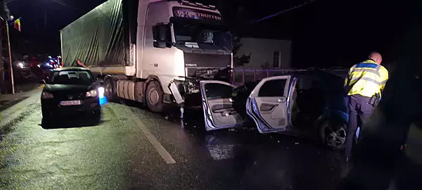 Patru persoane ranite pe DN 15, in Mures, dupa un accident intre o masina si un TIR