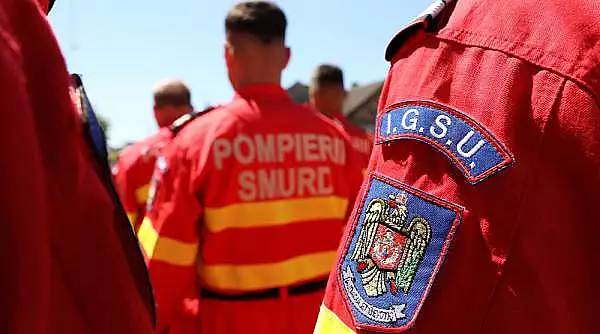 Patru pompieri au lesinat din cauza caldurii, in timpul interventiei la un incendiu, in Satu Mare. ISU: ,,Toti au fost transportati la spital"