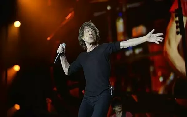 Paul McCartney a afirmat ca The Rolling Stones este o ,,formatie de coveruri". Mick Jagger i-a raspuns cu umor pe scena